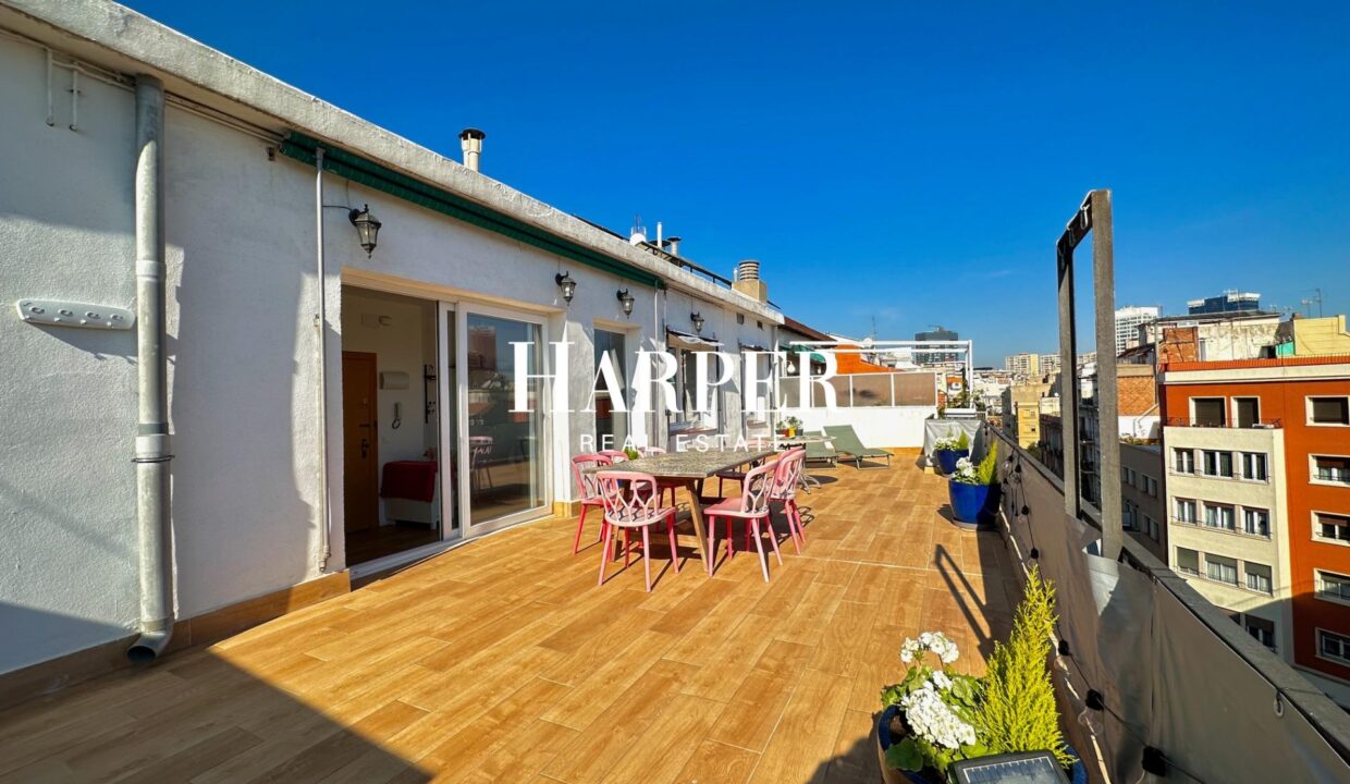 espaciosa y acogedora: su casa urbana perfecta con terraza en la azotea en Hostafrancs_1