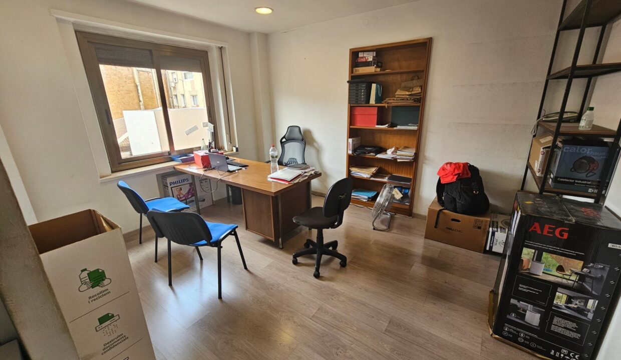 PISO EN VENTA AL LADO DE PLAÇA URQUINAONA  EN PLENO CENTRO DE BARCELONA_3