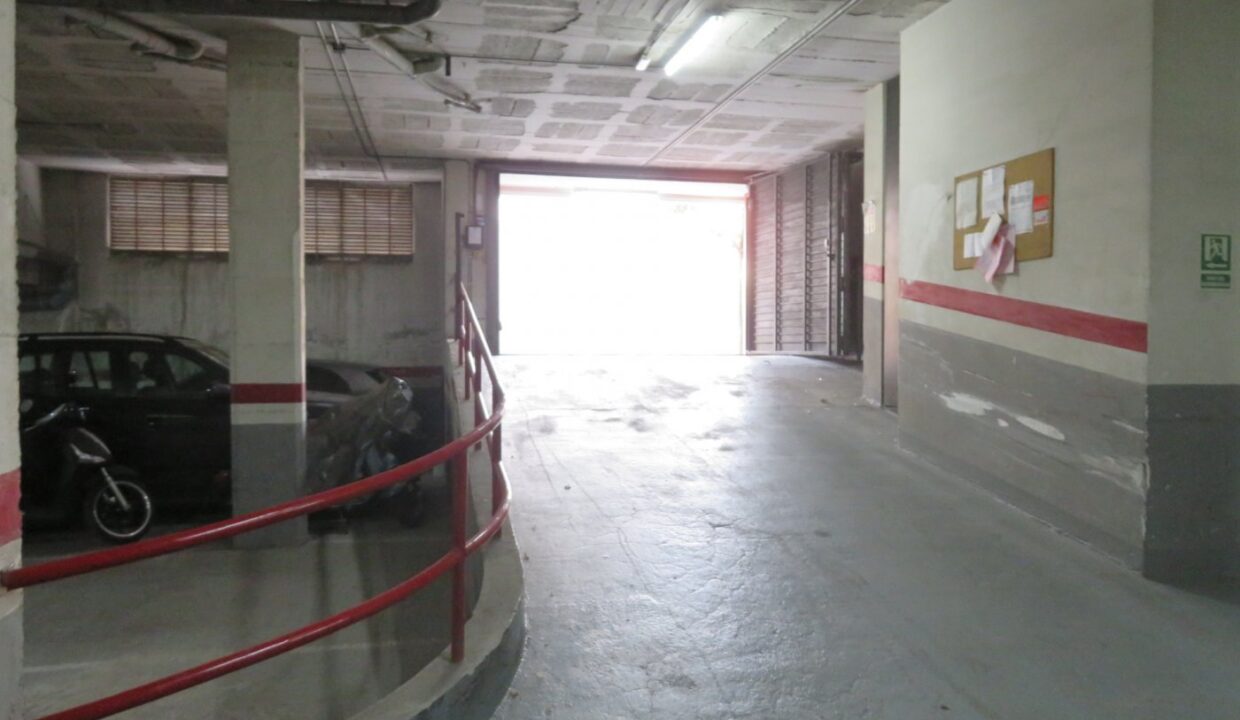 PLAZA DE PARKING EN LA CALLE ALMERIA_2