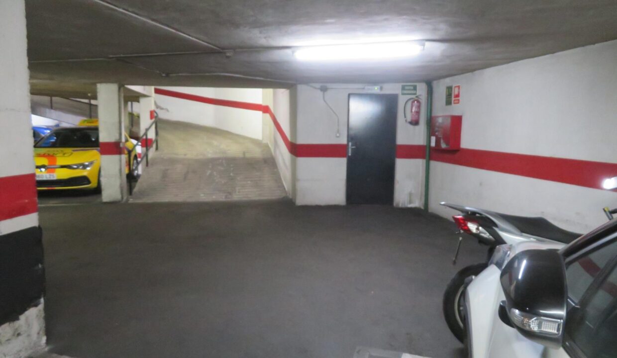 PLAZA DE PARKING EN VENTA EN LA AVENIDA PARALELO PARA COCHE MEDIANO_2