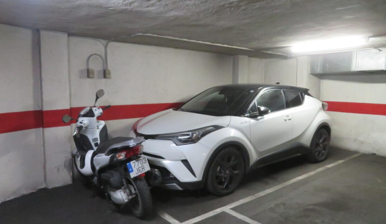 PLAZA DE PARKING EN VENTA EN LA AVENIDA PARALELO PARA COCHE MEDIANO_3