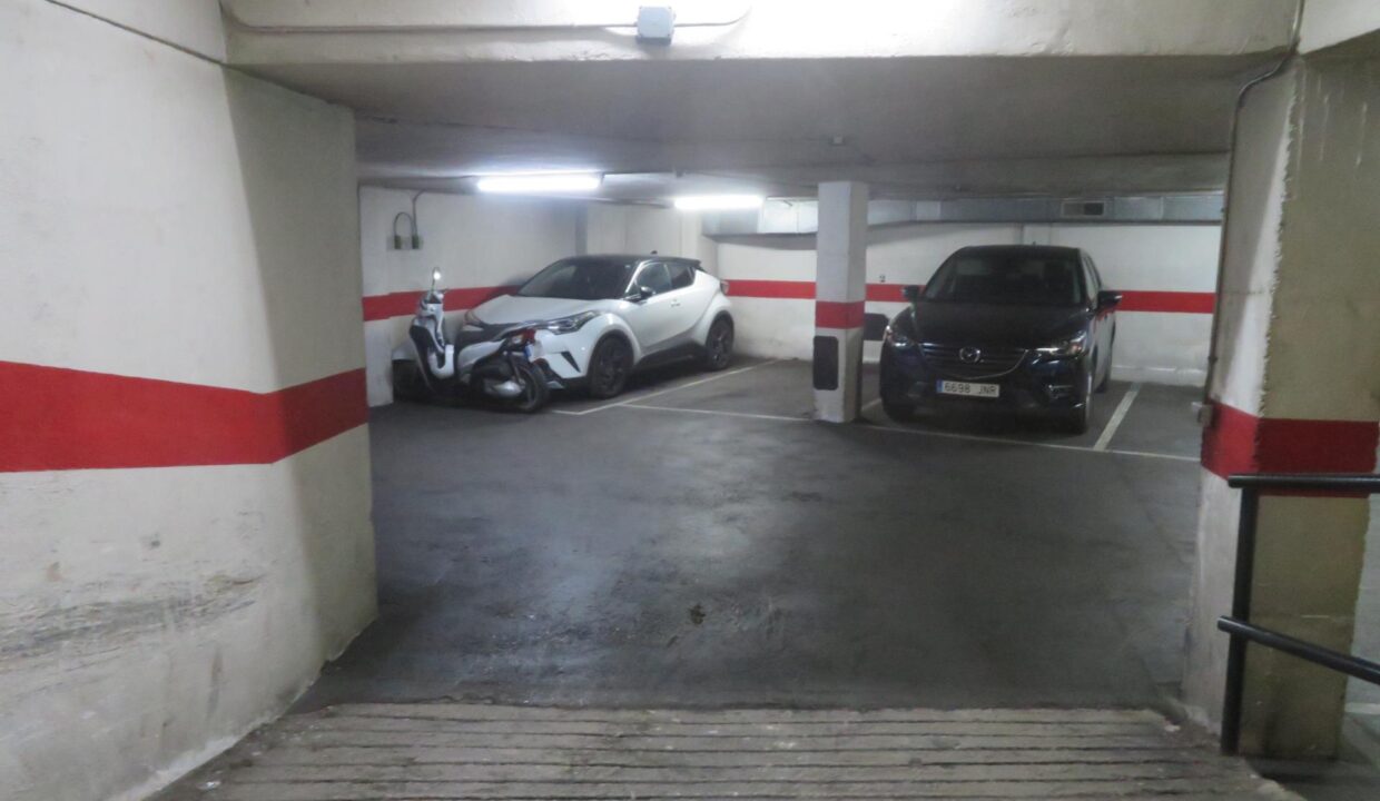 PLAZA DE PARKING EN VENTA EN LA AVENIDA PARALELO PARA COCHE MEDIANO_4