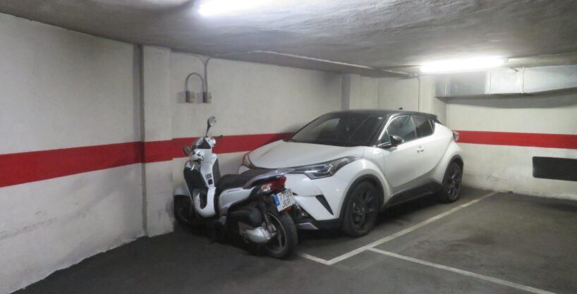 PLAZA DE PARKING EN VENTA EN LA AVENIDA PARALELO PARA COCHE MEDIANO_1