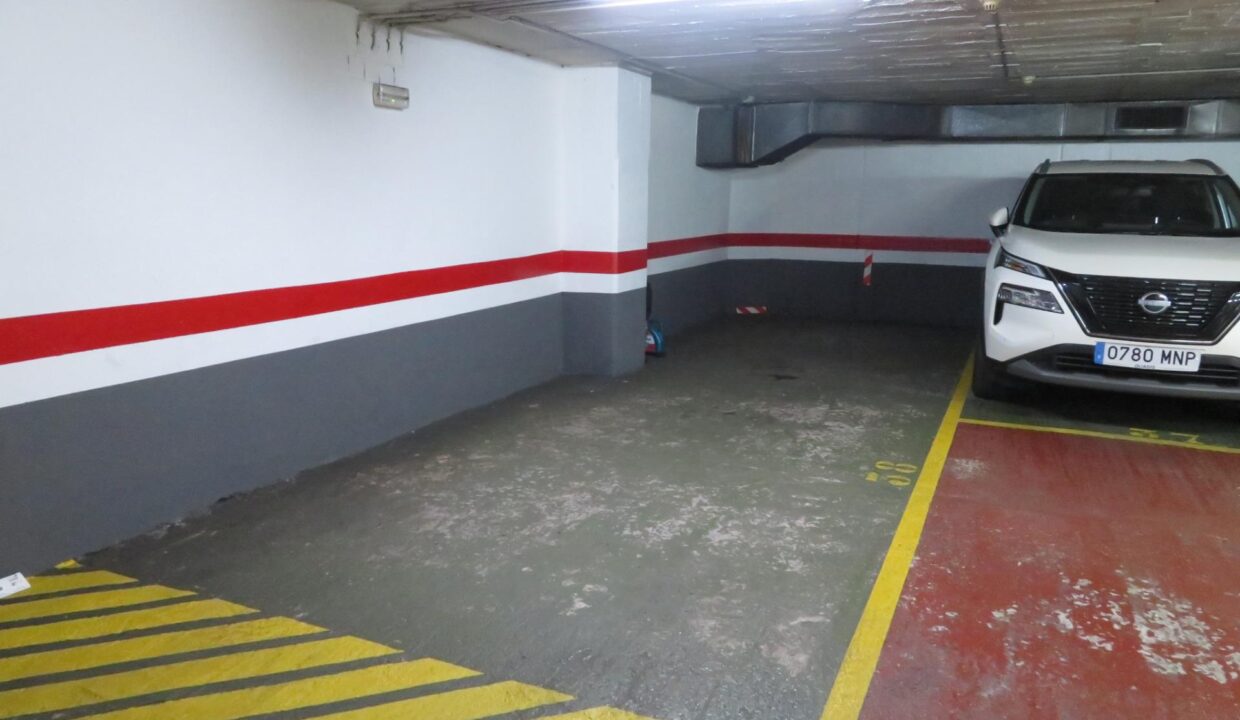 PLAZA DE PARKING EN VENTA PARA COCHE GRANDE EN LA CALLE SEPULVEDA_1