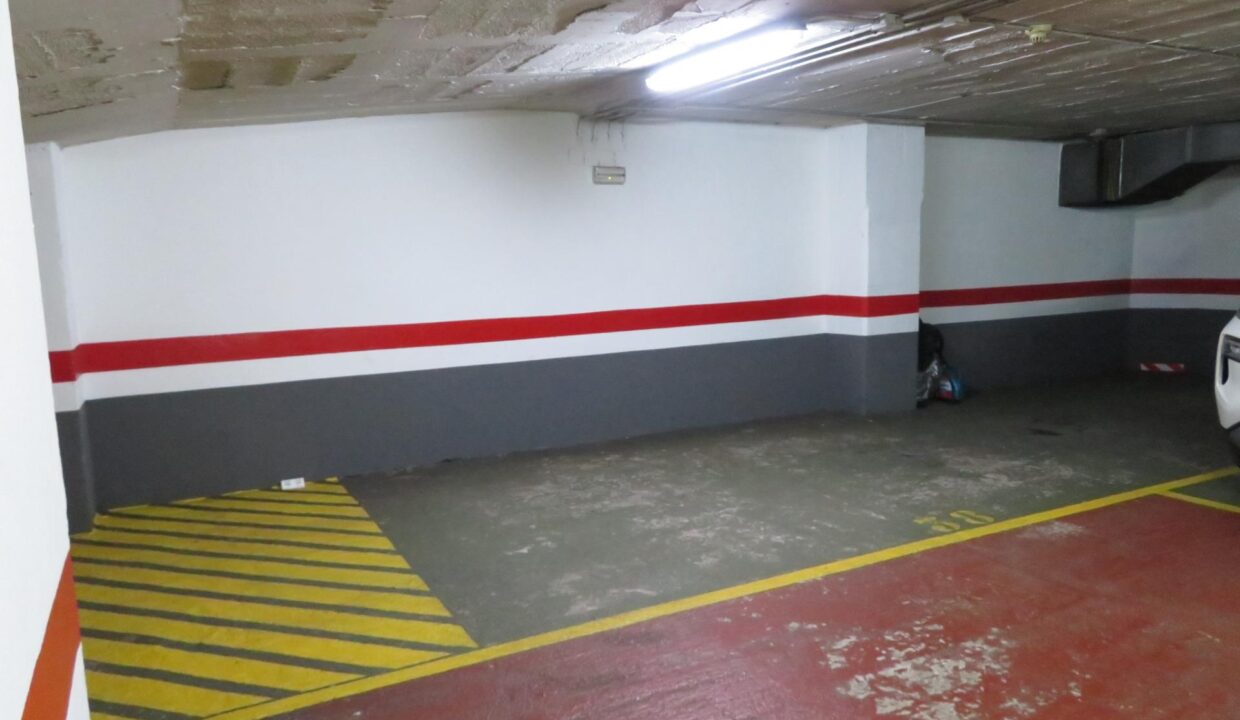 PLAZA DE PARKING EN VENTA PARA COCHE GRANDE EN LA CALLE SEPULVEDA_3