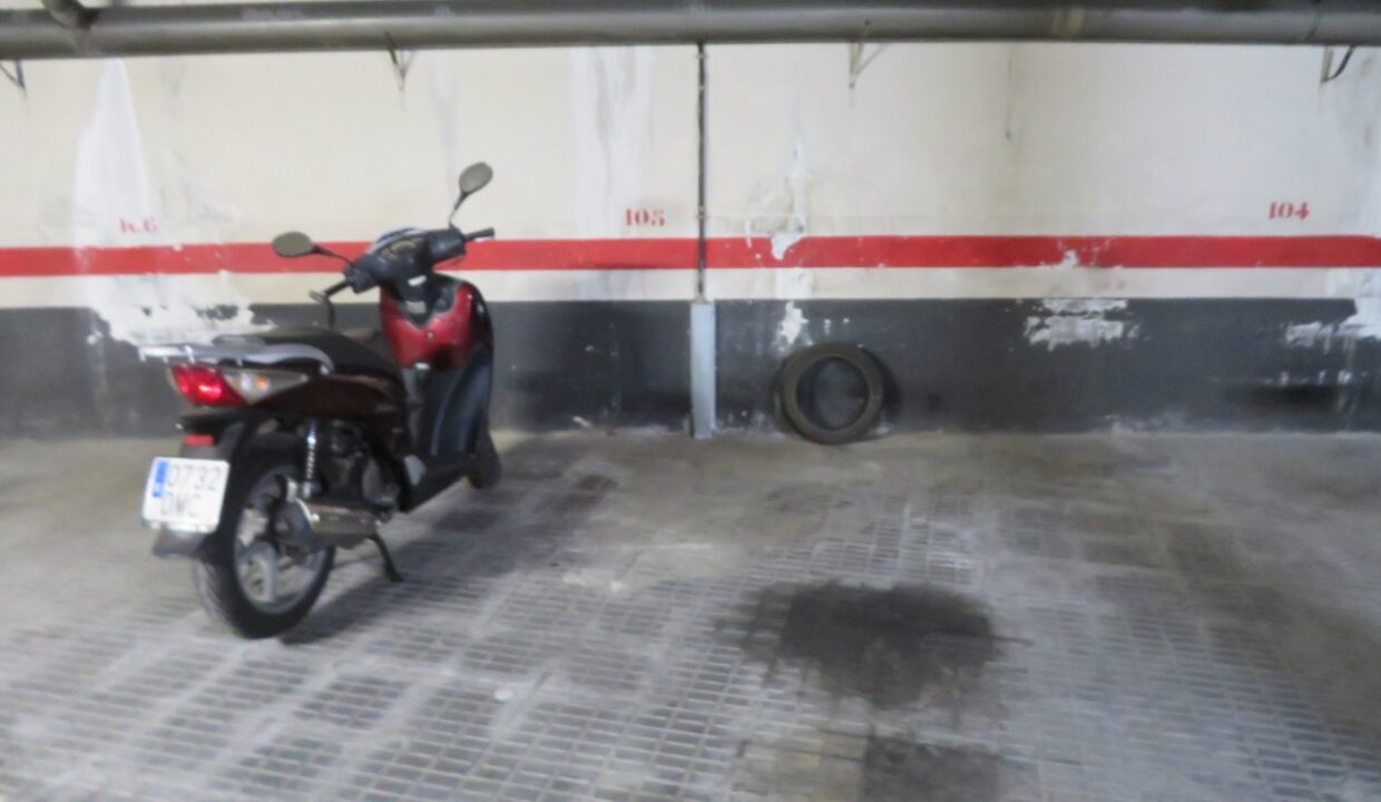 PLAZA DE PARKING EN VENTA PARA COCHE PEQUEÑO O DOS MOTOS_2