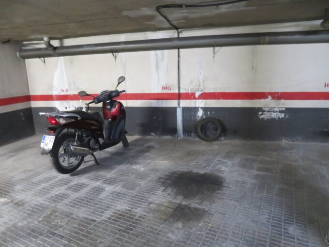 PLAZA DE PARKING EN VENTA PARA COCHE PEQUEÑO O DOS MOTOS_1