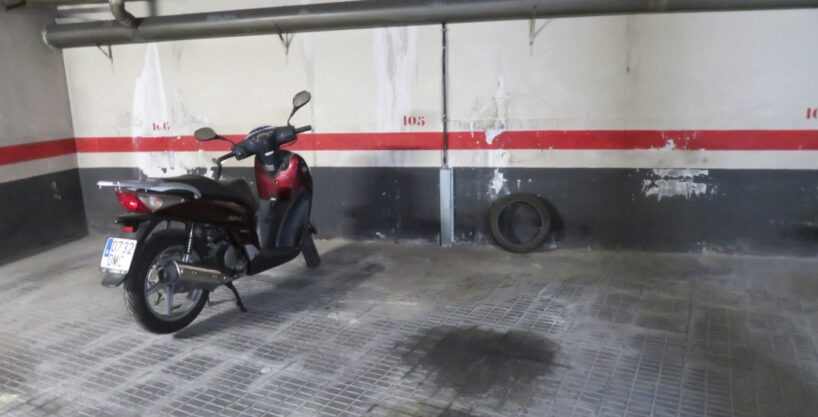 PLAZA DE PARKING EN VENTA PARA COCHE PEQUEÑO O DOS MOTOS_1