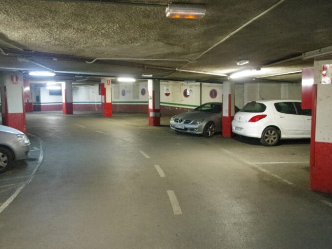 PLAZA DE PARKING PARA COCHE MEDIANO (con vigilante 24h)._1