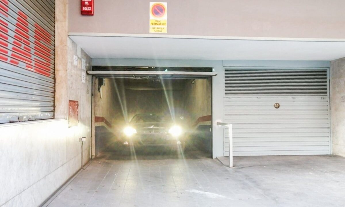 PLAZA DOBLE DE PARKING EN TRINITAT VELLA- BARCELONA_2