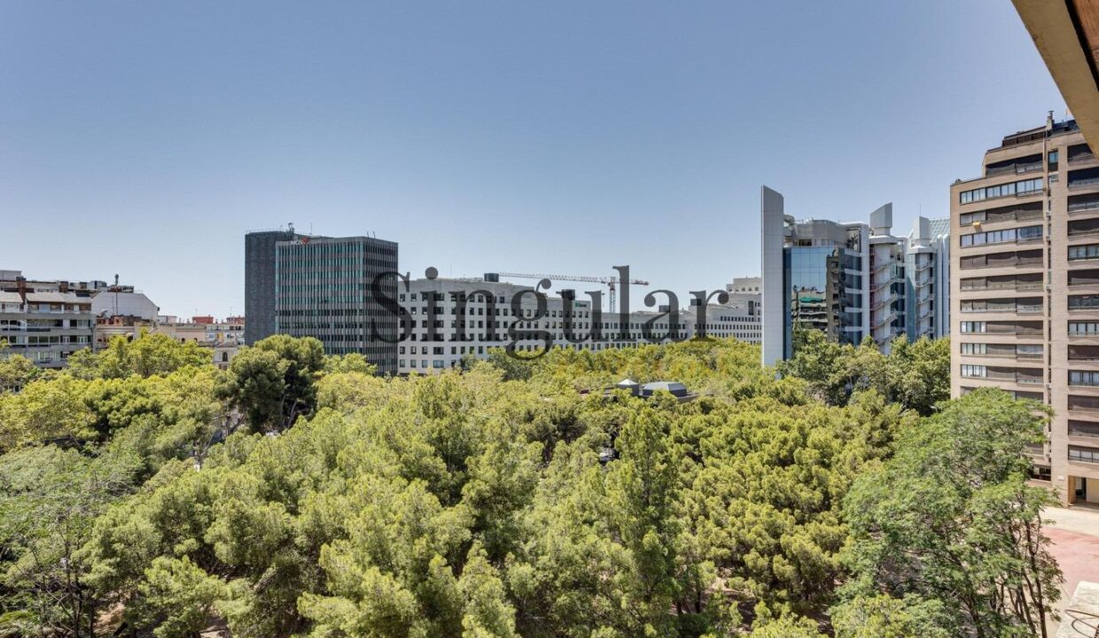 Piso alto con terraza y vistas despejadas en una ubicación privilegiada_4