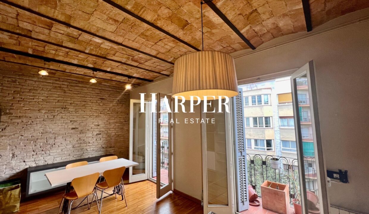 Piso en Finca Regia con 2hab y 3 balcones en Eixample_1