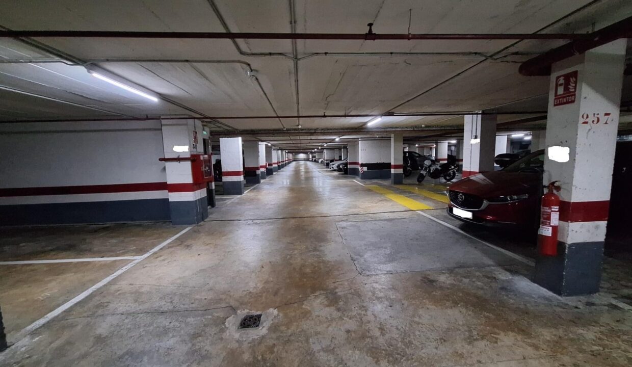 Plaza parking en complejo Mundet._3