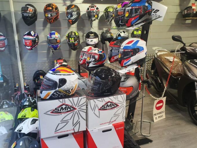 TALLER DE MOTOS CON TIENDA EN TRASPASO EN BARCELONA_1