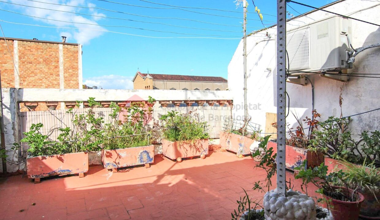 Último piso con terraza junto a la Plaça de Sants de 2 habitaciones._1