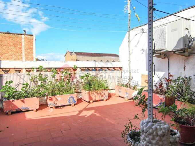 Último piso con terraza junto a la Plaça de Sants de 2 habitaciones._1