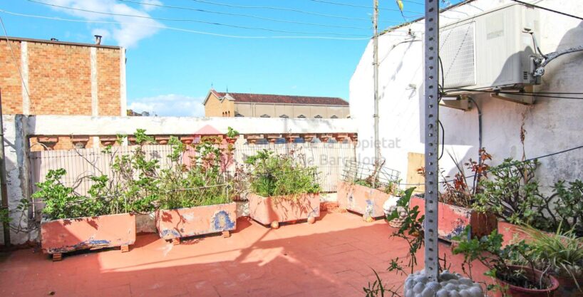 Último piso con terraza junto a la Plaça de Sants de 2 habitaciones._1