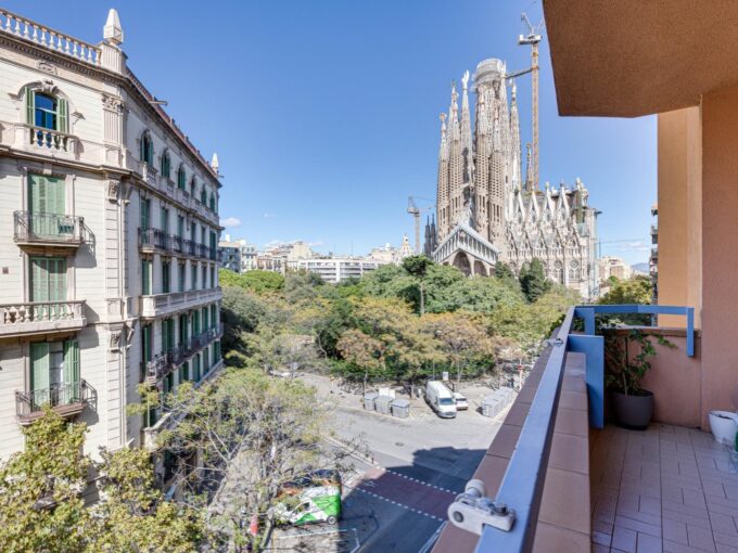 Vivienda amplia y luminosa con vistas a la Sagrada Familia_1