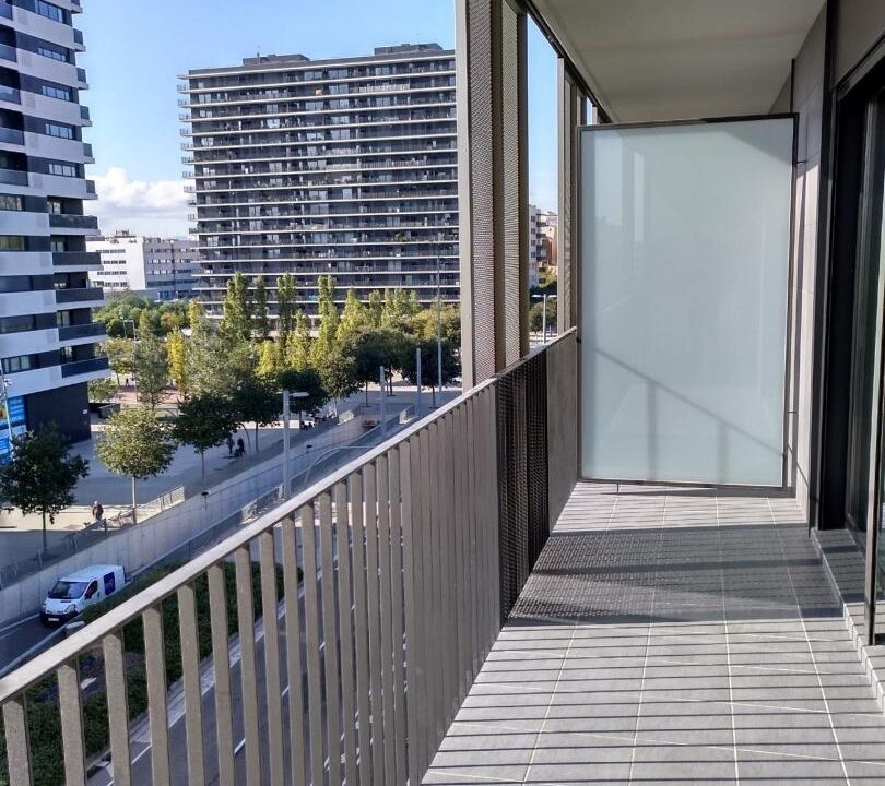 Vivienda en un edificio del año 2020 con balcón y 2 plazas de parking_5