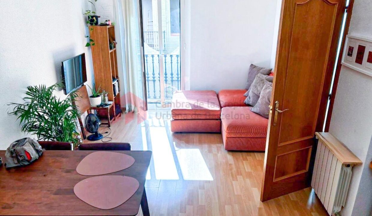 ¡Gran oportunidad de inversión en piso luminoso de 54 m² en Poble Sec!_1