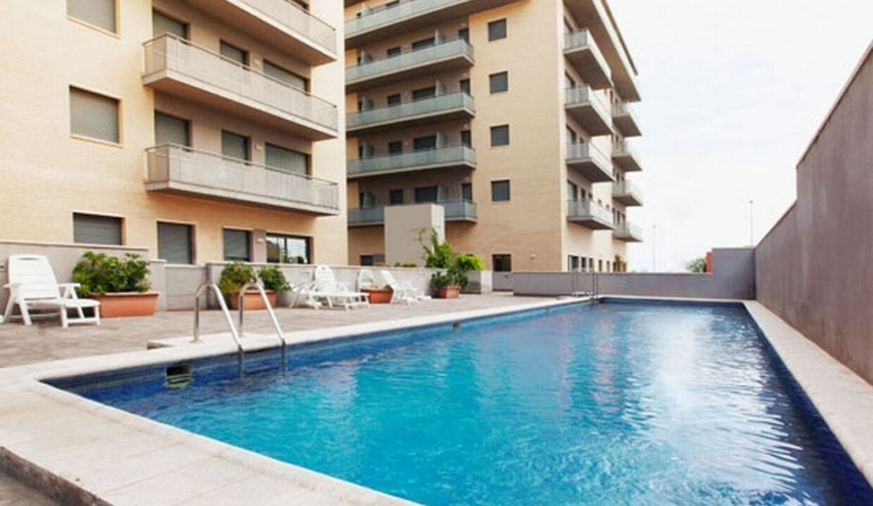 ACOGEDOR PISO CON ZONA COMUNITARIA Y PISCINA_1