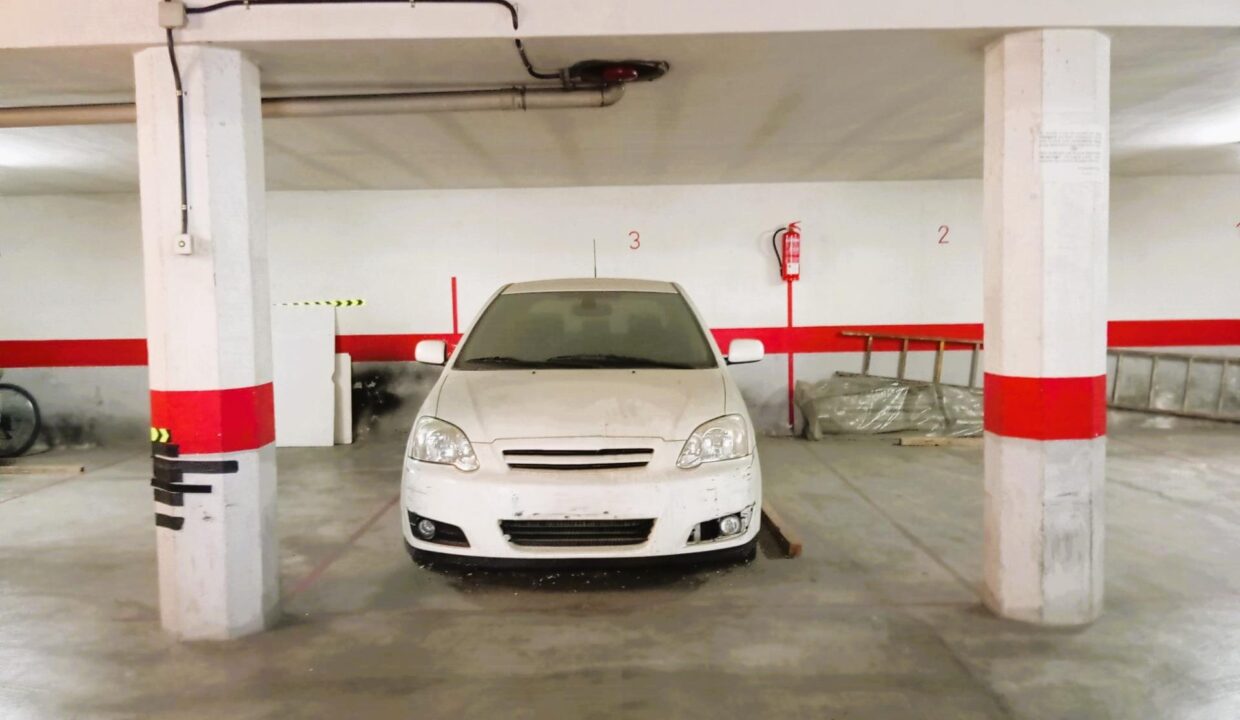 Amplia plaza de parking en venta con trastero incluido en El Tancat