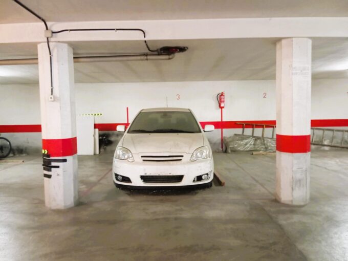 Amplia plaza de parking en venta con trastero incluido en El Tancat