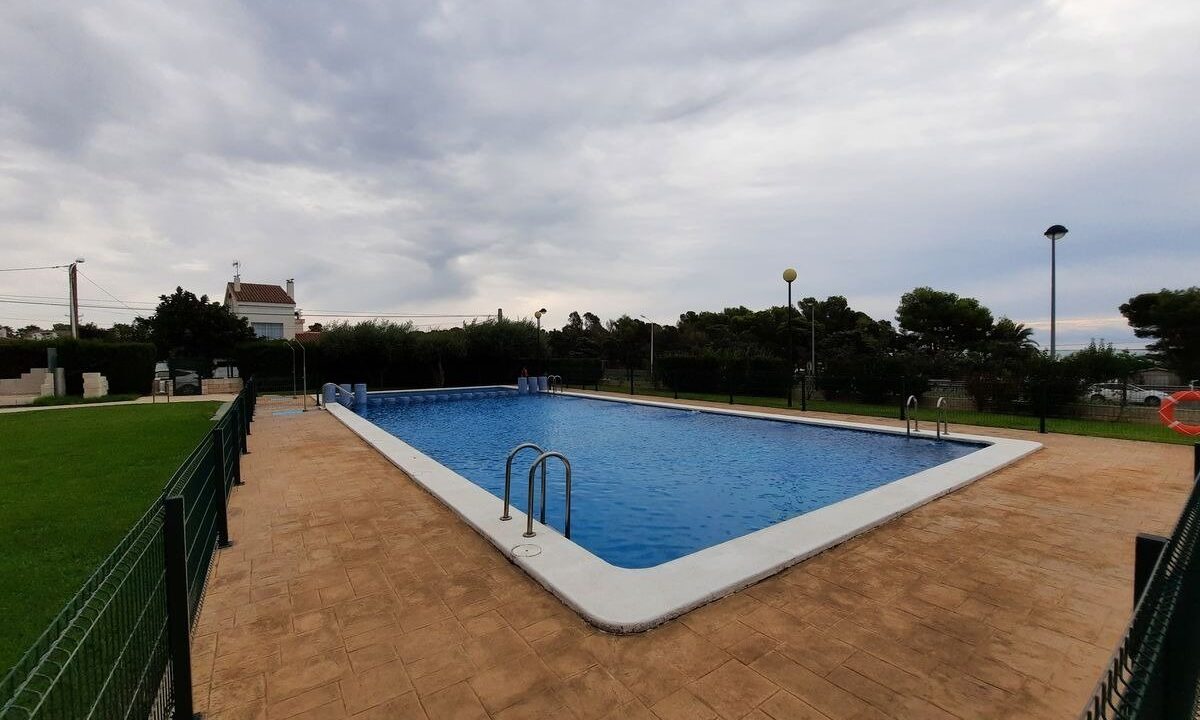 Apartamento de 95 m2 de 2 dormitorios con piscina._1