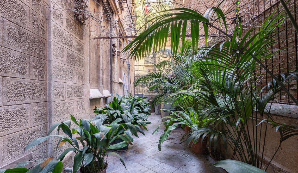 Bajo con jardín en edificio de patrimonio histórico_3