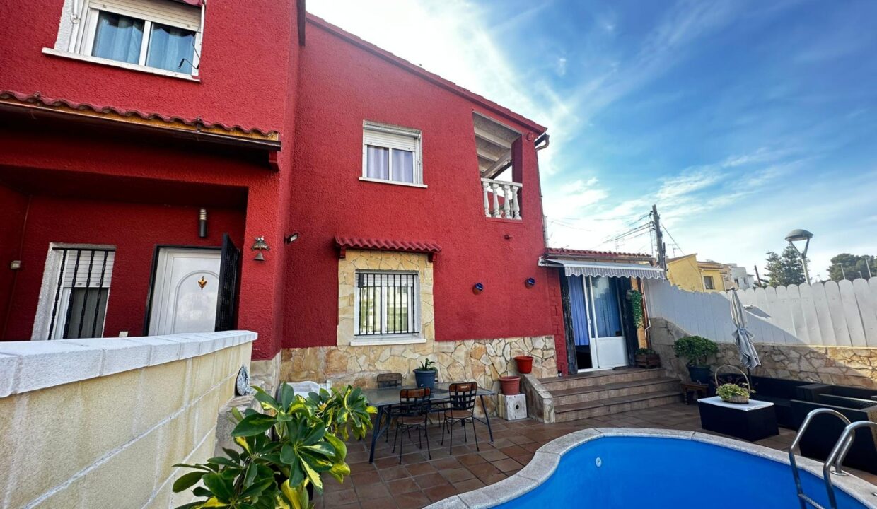 Bonita casa  adosada  con piscina propia en Plademar_2