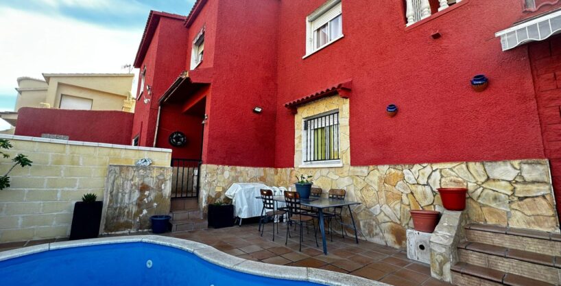 Bonita casa  adosada  con piscina propia en Plademar_1