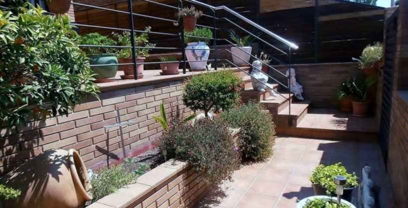 CASA ADOSADA CON TERRAZA