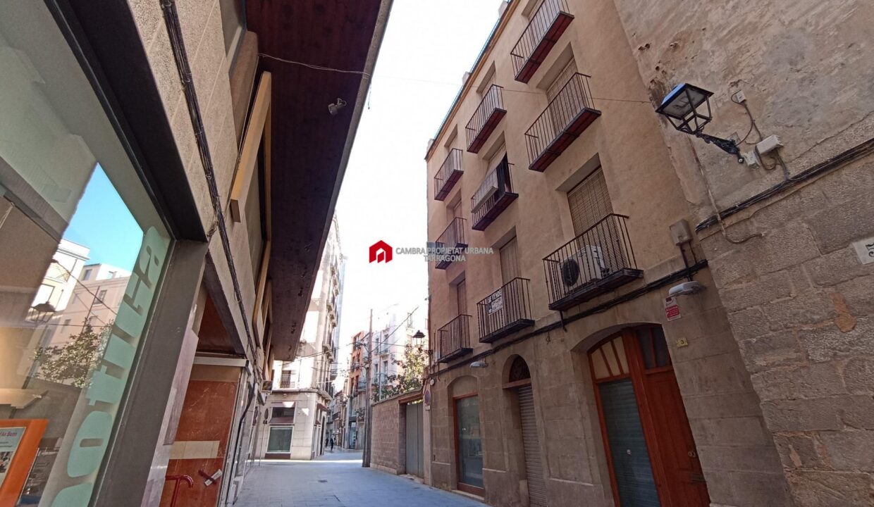 CASA EN VENTA EN TORTOSA CON LOCAL COMERCIAL SITUADA EN EL CENTRO_4