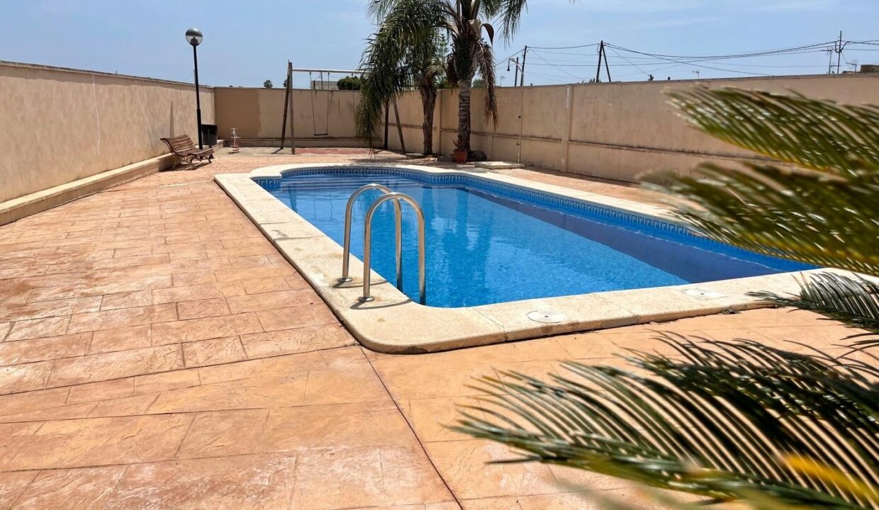 Casa con gran terraza y piscina comunitaria_1