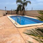 Casa con gran terraza y piscina comunitaria_1