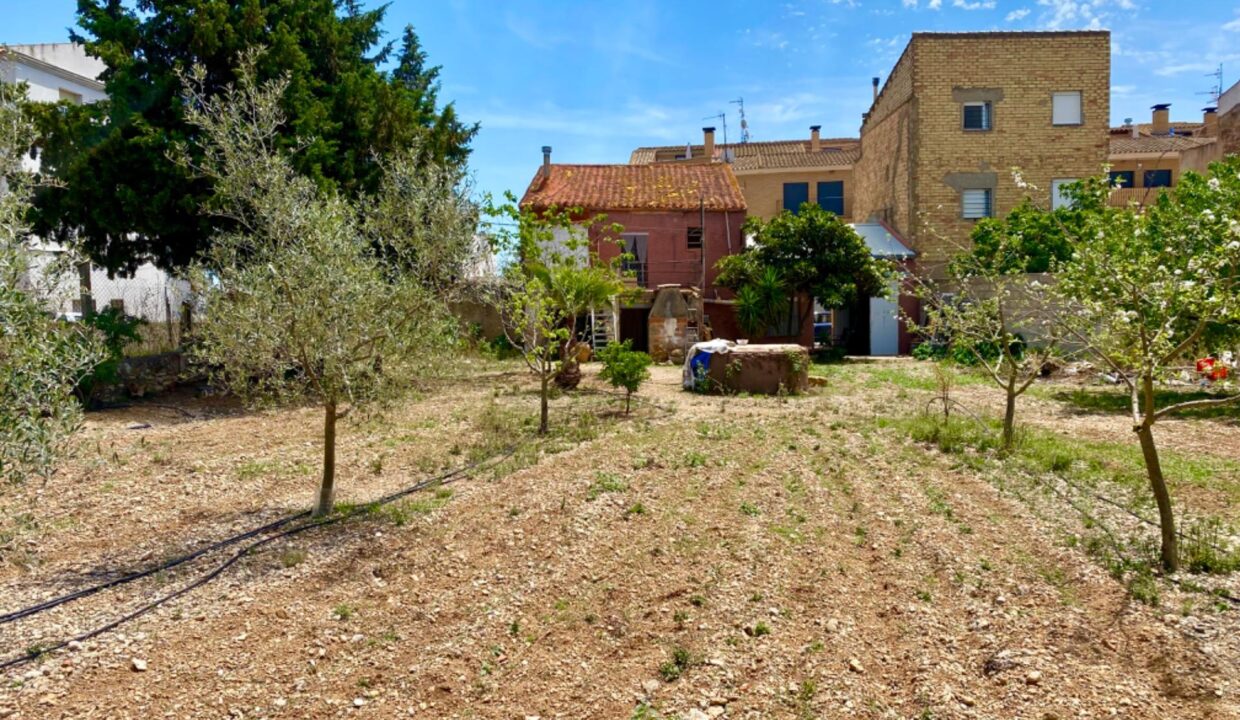 Casa de pueblo con gran terreno_2