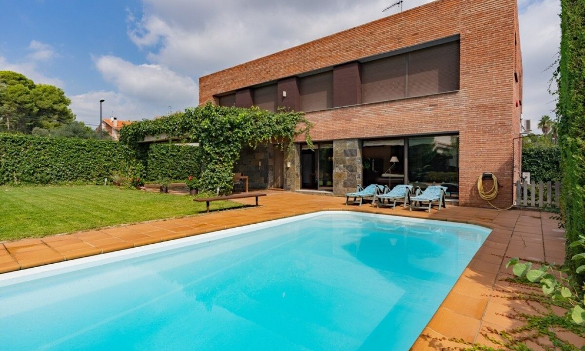 Casa individual con piscina en Urb El Pinar