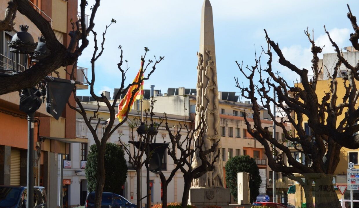 EN PASEO CAPUXINS DE VALLS CON 2 LOCALES COMERCIALES Y UNA VIVIENDA_1