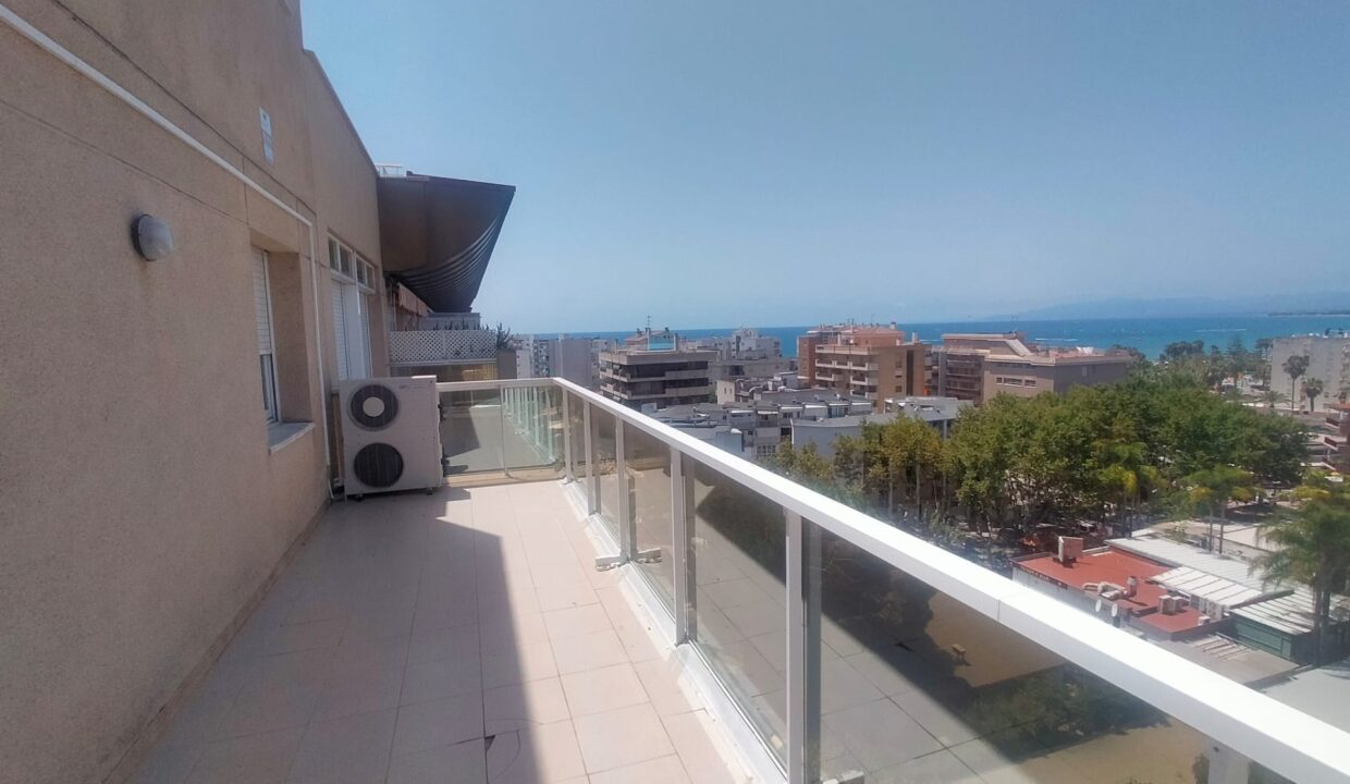 EXCLUSIVO ATICO ESQUINERO CON VISTAS AL MAR JUNTO A PARC MUNICIPAL_1