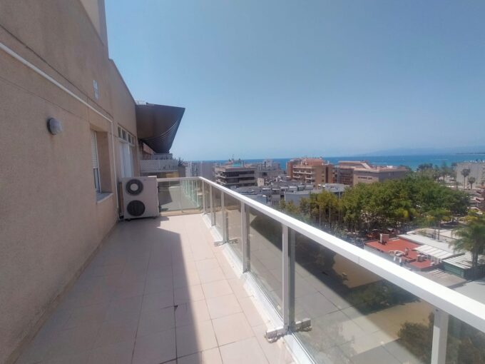 EXCLUSIVO ATICO ESQUINERO CON VISTAS AL MAR JUNTO A PARC MUNICIPAL_1