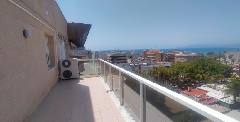 EXCLUSIVO ATICO ESQUINERO CON VISTAS AL MAR JUNTO A PARC MUNICIPAL_1