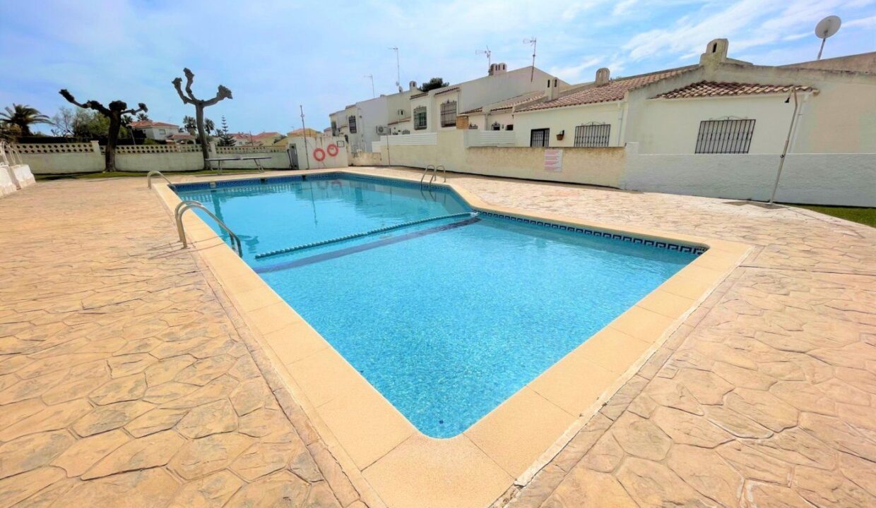 En Urbanizacion Serramar Apartamento de 1 Dormitorio con Piscina Comunitaria para entrar a vivir_1