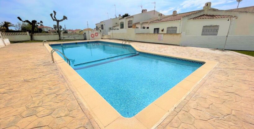 En Urbanizacion Serramar Apartamento de 1 Dormitorio con Piscina Comunitaria para entrar a vivir_1