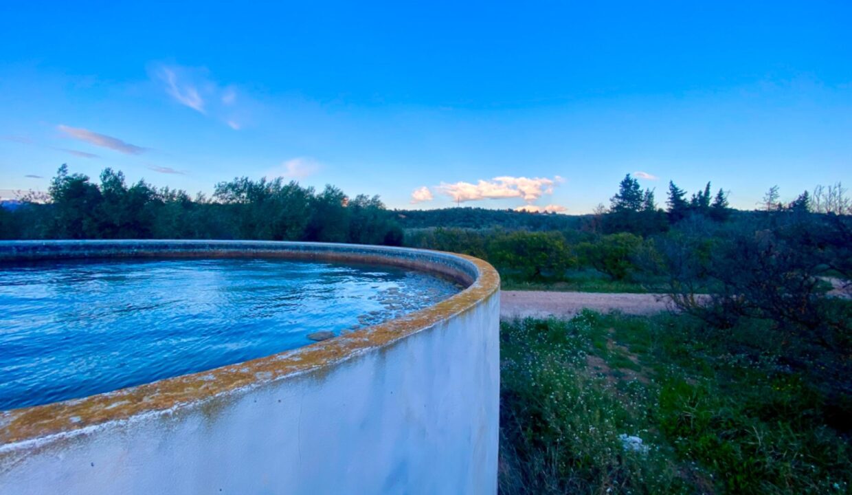 Encantador terreno con agua y luz de 1