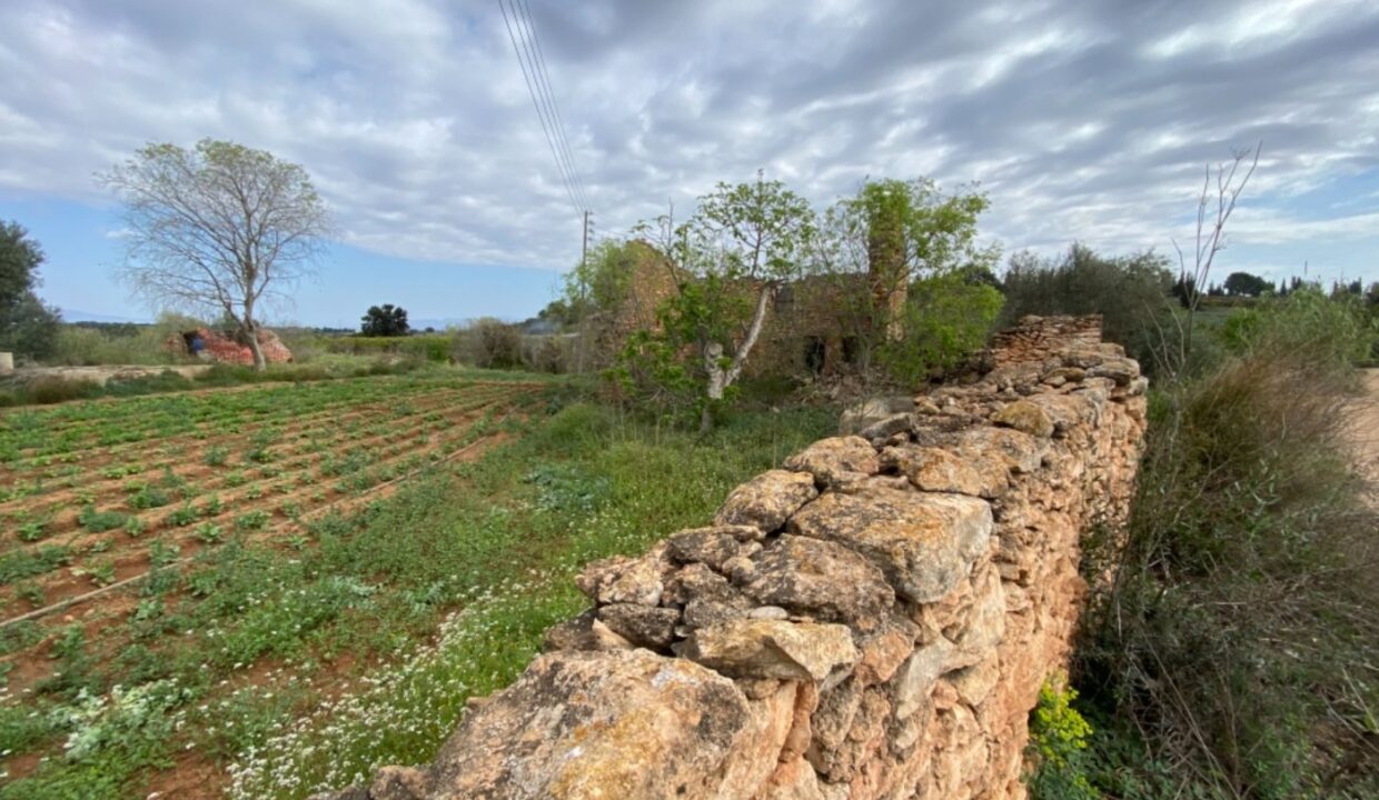 Finca a rehabilitar con agua y luz en entorno idílico_4