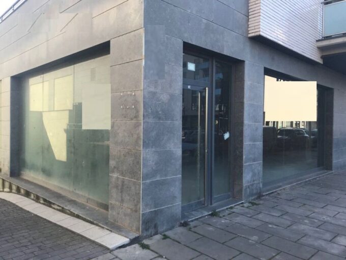 Local comercial de 100 m2 con escaparate en zona comercial dispone de baño_1