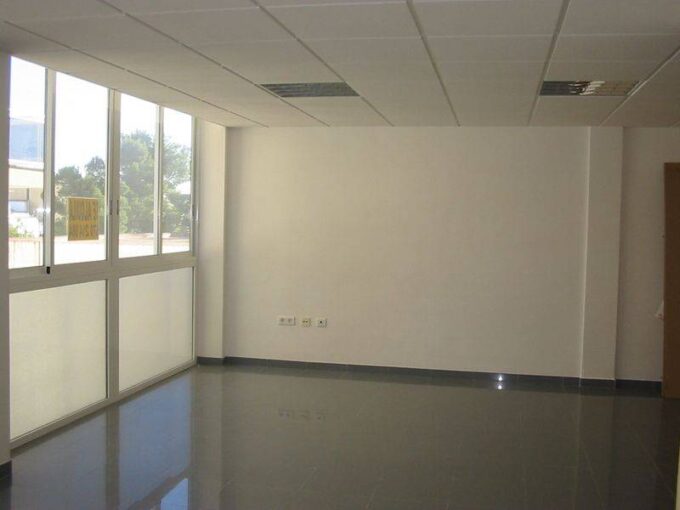 Local comercial de 350 m2 con escaparate en zona comercial dispone de baño_1