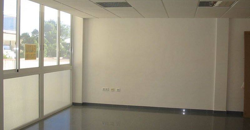 Local comercial de 350 m2 con escaparate en zona comercial dispone de baño_1