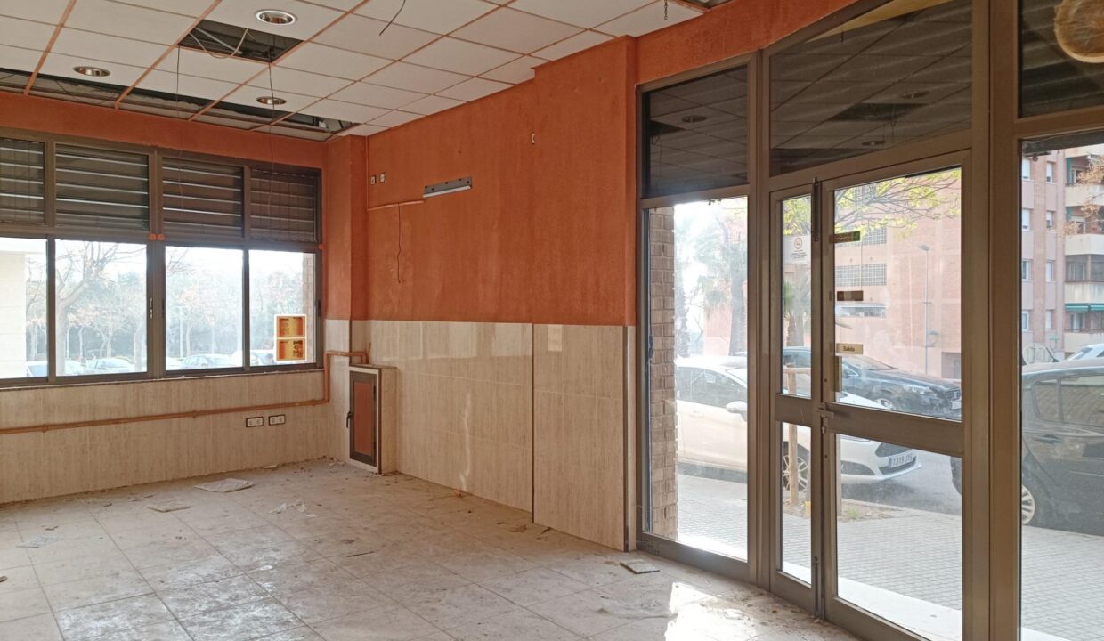 Local comercial esquinero en Bloc Baix Penedés