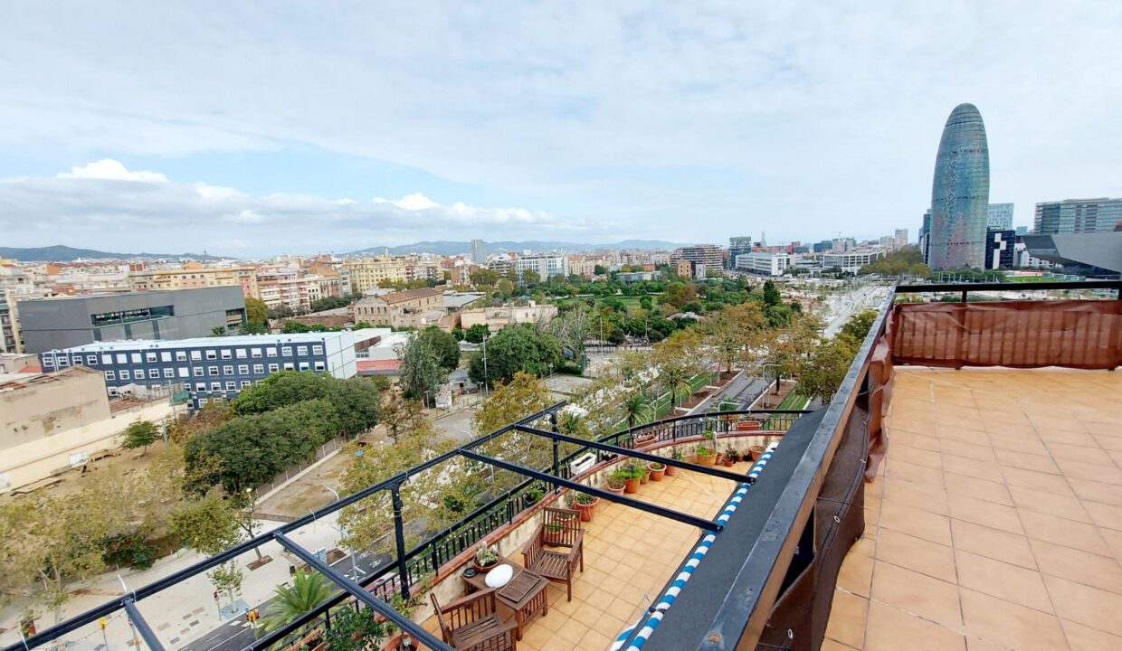 MAGNÍFICO ÁTICO CON TERRAZA EN EL EIXAMPLE